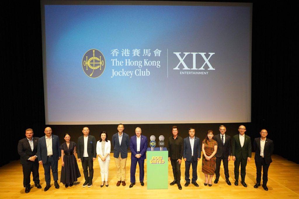 馬會 香港賽馬會行政總裁應家柏(左七)及XIX Entertainment創辦人Simon Fuller(右六)、馬會管理層成員,以及一眾嘉賓於啟動儀式合照留念。(圖片來源:香港賽馬會)
