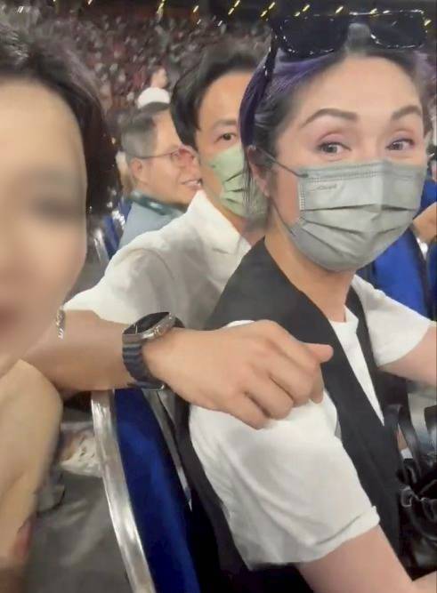 楊千嬅 楊千嬅近日與老公丁子高現身Lady GaGa嘅演唱會,不過二人一到場就被現場觀眾圍到實兼狂影相。(圖片來源:小紅書圖片)