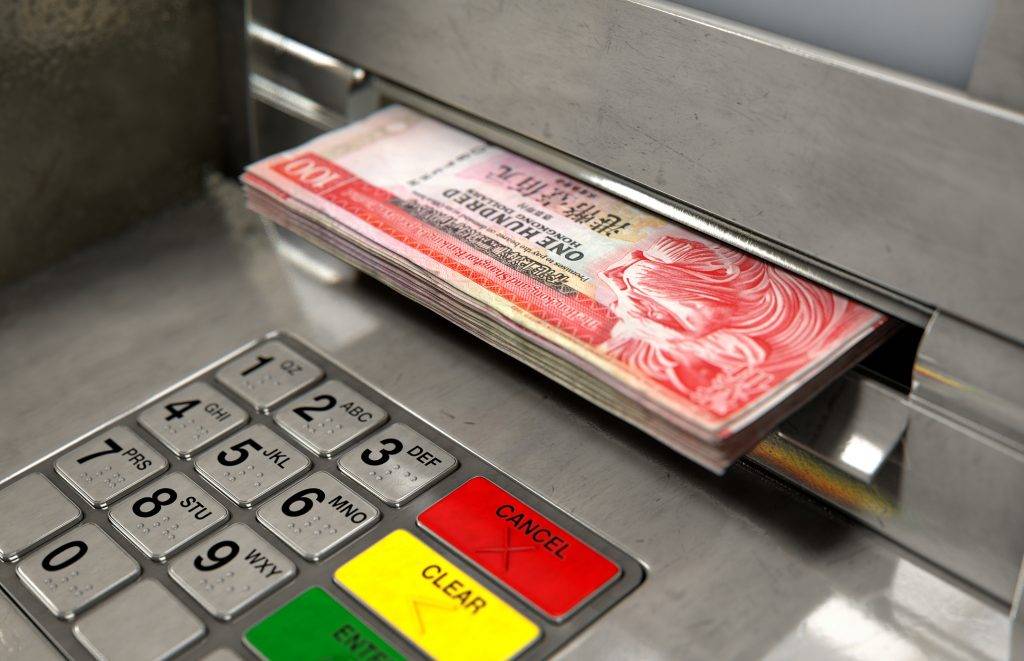 銀行 事主在Threads上發文,表示自己於5月7日晚上透過銀行自助存款機存入$12,000現金,存款機有發出收據並清楚寫明「收妥」。然而,當她回家後查看網上銀行時,卻發現戶口內毫無相關入數紀錄。(圖片來源:istock)