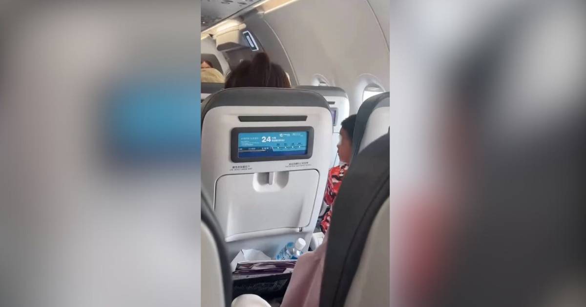 5歲童搭飛機狂踢凳被鬧喊 媽護子反擊前座乘客 後續發展網民睇到嬲