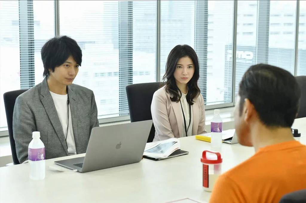 見工 有銀行家(Banker)去本地一間銀行見工,雖然事主有收到電郵回覆結果,但最終失敗告終,但當中內容卻令事主感到非常不忿。(圖片來源:《我要準時下班》劇照)