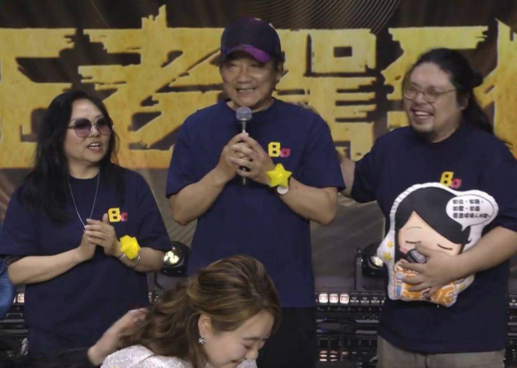 中年好聲音3 黃博 黃博嘅爸爸一開口即變春晚現場,搞到坐喺前面嘅黃博都忍唔住低頭尷尬笑。(圖片來源:TVB)