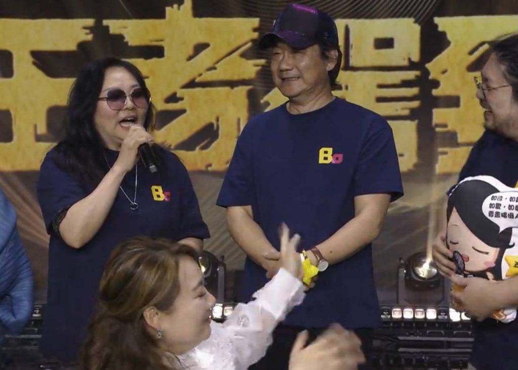 中年好聲音3 黃博 黃博嘅媽媽更係不斷力讚女兒十分優秀,搞到黃博即刻擰轉耍手兼擰頭否認!(圖片來源:TVB)
