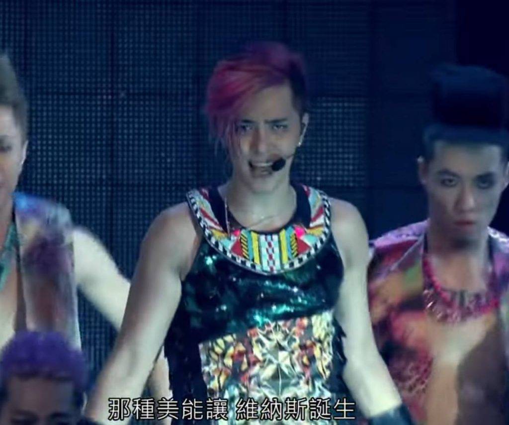 中年好聲音3 張與辰 其實羅志祥早於2013年嘅演唱會上就已經表演過《大藝術家》!(圖片來源:youtube@極限拼圖)