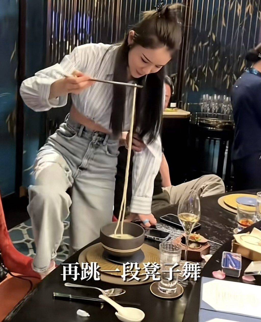 林峯 張馨月 近日林峯與友人為太太張馨月慶生飯局時嘅片段再度翻hit,片中林峯帶頭起哄叫張馨月企上凳食長壽麵。(圖片來源:抖音@張馨月Carina)