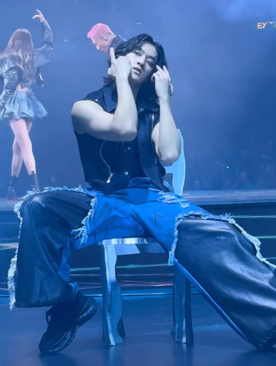 林峯演唱會 dancer Marco除咗身形高大夠曬搶fo之外,其一頭長鬈髮亦十分有特色!(圖片來源:threads@lovefor.lf)