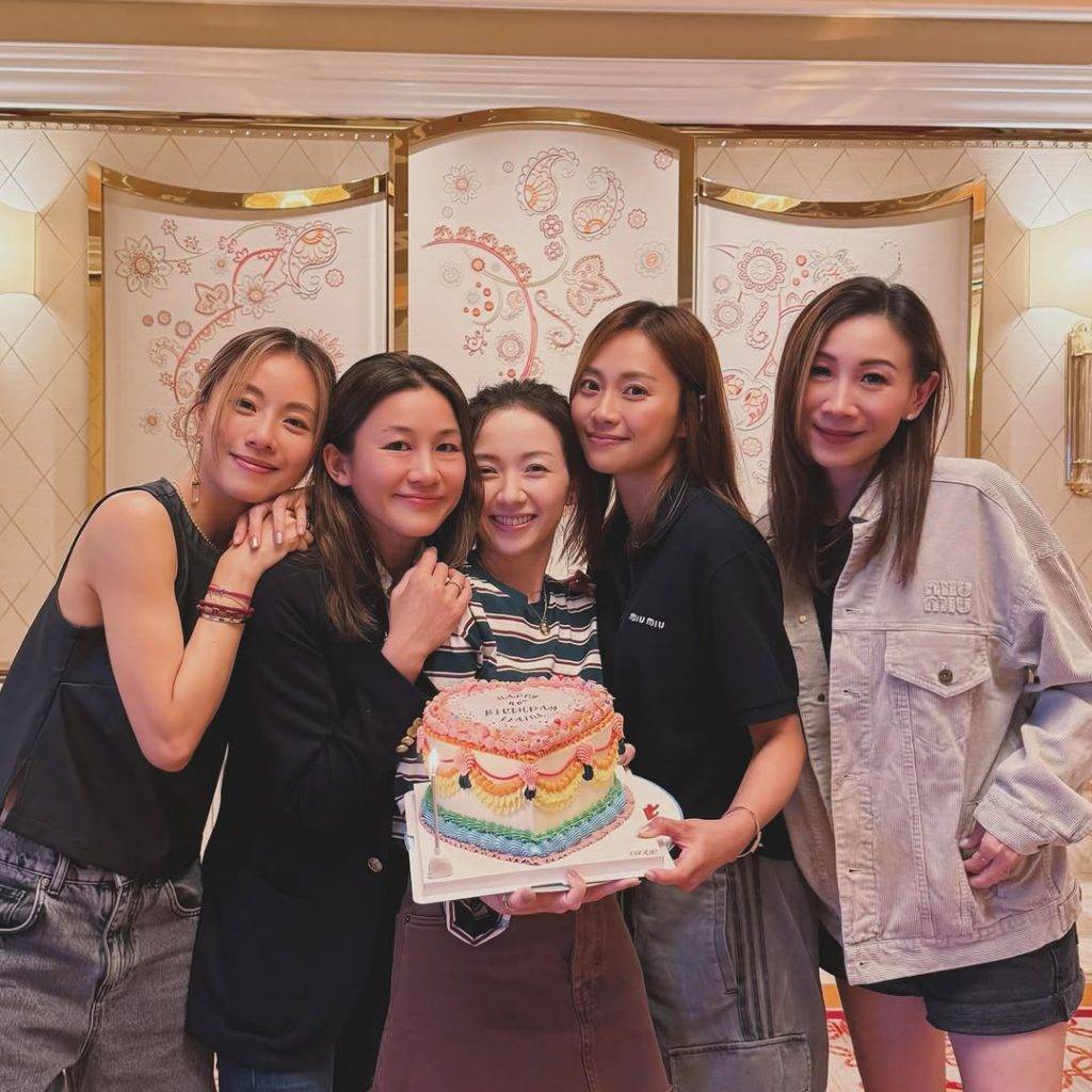 鄧麗欣 cookies 眾人圍繞住一個色彩繽紛嘅心形彩虹蛋糕,蛋糕上寫有「Happy 40th Birthday Elaine」,為壽星Elaine慶祝。(圖片來源:IG@stboo)