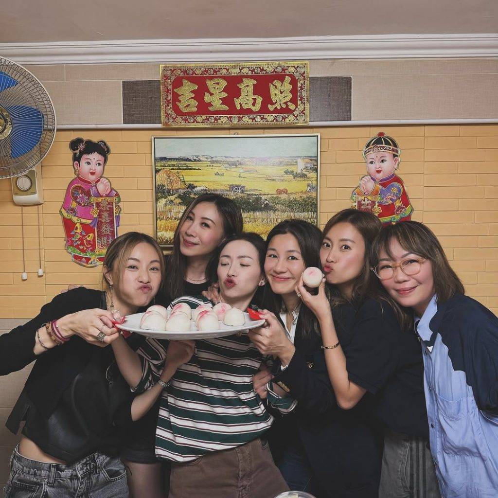 鄧麗欣 cookies Elaine雖然早已淡出娛樂圈,專注家庭生活並育有一對子女,但佢嘅凍齡美貌同少女氣質依然不減,喺合照中同隊友毫無違和感(圖片來源:IG@stboo)