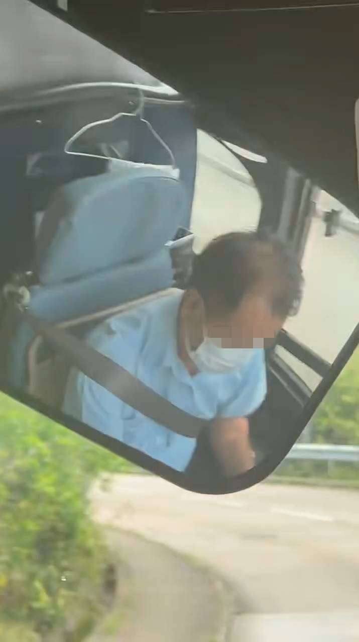 巴士 突然間,司機頭部突癱軟垂下向前「鍾」,司機即時清醒過來,望一望左邊又繼續附著軚盤駕車。(圖片來源:FB@車cam L(香港群組) )