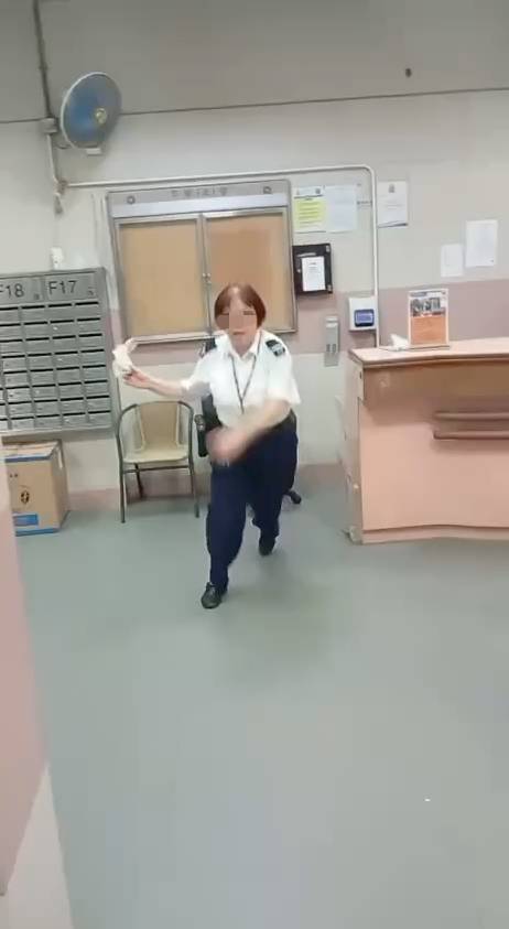 瘋狂外賣員 近日有網民在Facebook群組「香港外賣及速遞平台綜合交流群」上傳影片,影片開頭見到女保安衝上前企圖揈毛巾攻擊對方並大聲說「我邊到得(你)影啊!」。(圖片來源:FB@ 香港外賣及速遞平台綜合交流群)