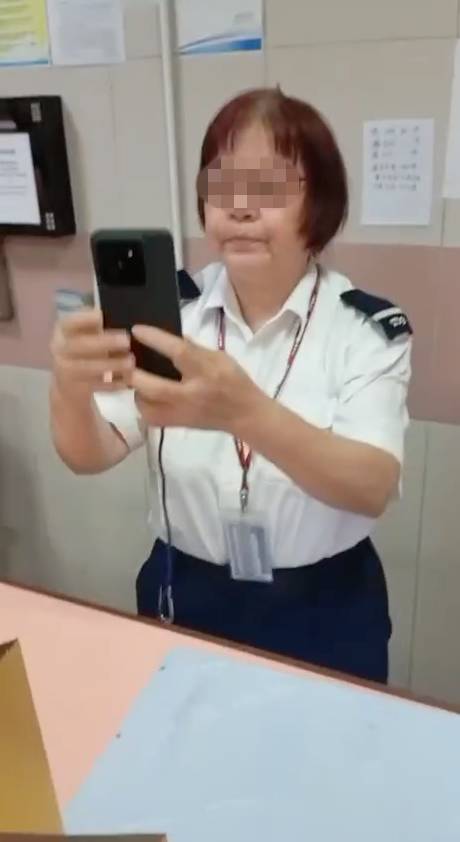 瘋狂外賣員 其後,女保安拿出手機反拍外賣員,並用粗口怒罵對方,不過外賣員就不耐煩地駁斥:「登記啊,快啦!做嘢啊!你老XX叫你開門,喺度洗自己嘢!」,此時外賣員拿出證件交給女保安。(圖片來源:FB@ 香港外賣及速遞平台綜合交流群)