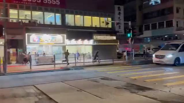 的士 不過,的士司機隨即起身繼續向前追,其速度逐漸追上單車,期間的士司機「搶嘢呀!」。(圖片來源:FB@車cam L(香港群組) )