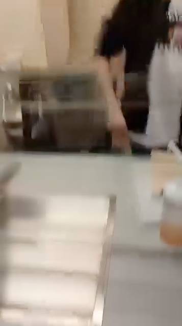 公屋 片中見到疑似公屋屋邨辦事處內有名女子舉機拍攝職員,怒斥:「做咩先?房屋署無叫你嚟家訪我,女戶主係我一個,你兩個嚟家訪我已經係唔正確,我問你叫咩名職員編號你做咩唔留低啊?」(圖片來源:FB@香港人)