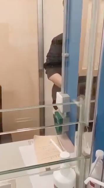 公屋 女子繼續大聲炮轟職員,最終職員指無法溝通而終止對話。(圖片來源:FB@香港人)