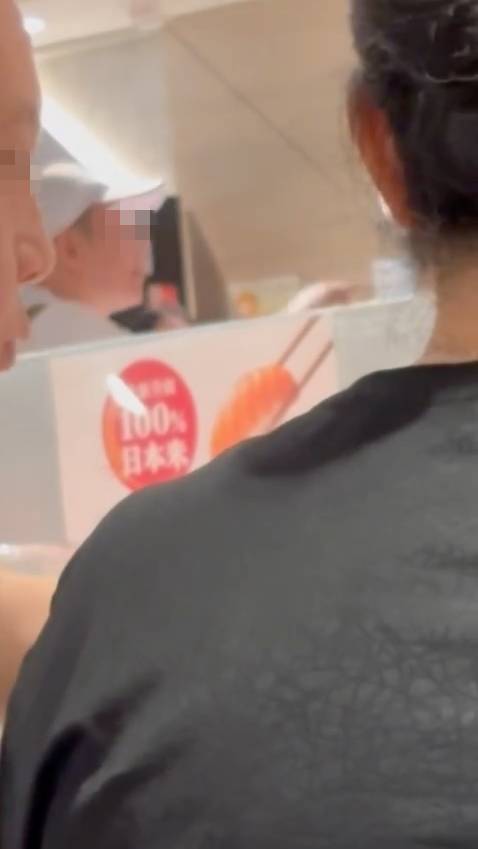 豉油 店員見狀出言提醒,建議他可先詢問是否能多拿幾包,卻不料這一提醒觸發了男子的不滿情緒,事件由此開始升溫。(圖片來源:Threads@dontfollowmark)