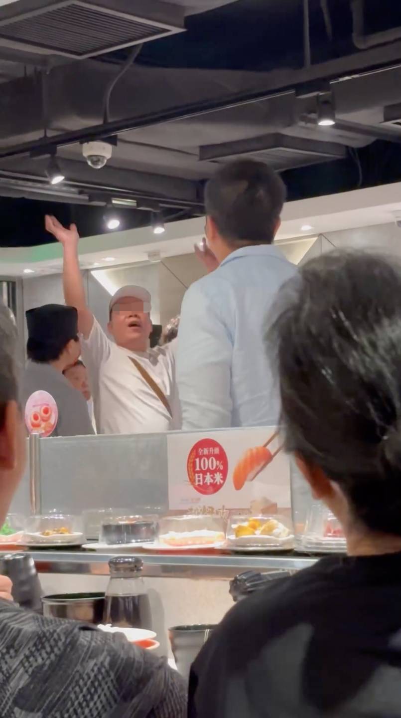 豉油 隨後,中年漢情緒突然失控,據店員表示,他當時掏出一張500元紙幣,揚言要買下店內所有豉油,甚至聲稱要拿千五包豉油也毫無問題。(圖片來源:Threads@dontfollowmark)
