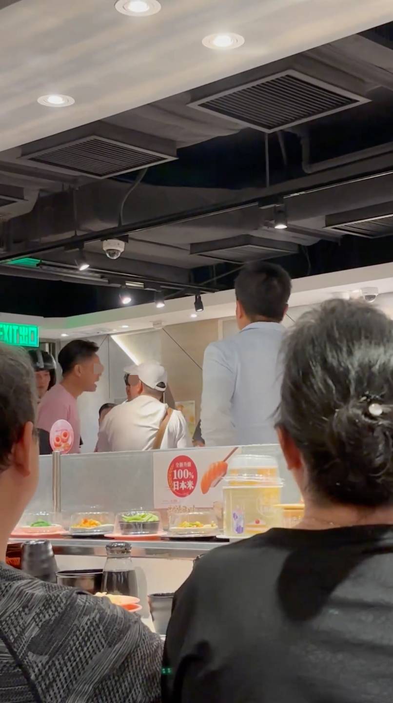 豉油 雖然店員試圖保持冷靜與專業態度,但現場食客終於看不過眼,紛紛出言指責他,甚至有位身穿粉紅色衫的男子上前狠批他,要求他離開。(圖片來源:Threads@dontfollowmark)