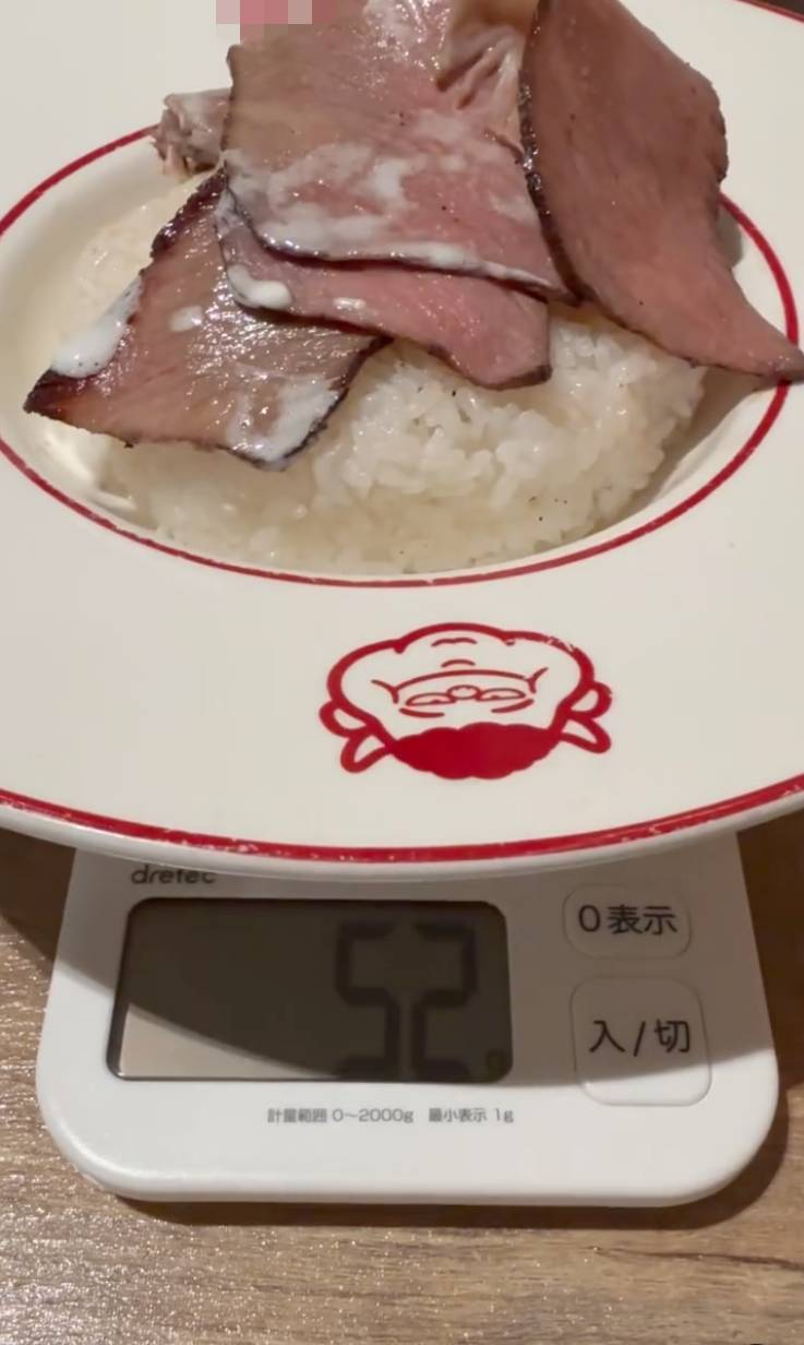 呃秤 事主附上一段短片,可以見到牛肉連白飯也僅僅52克。(圖片來源:Threads@tszyuen__kelvin)