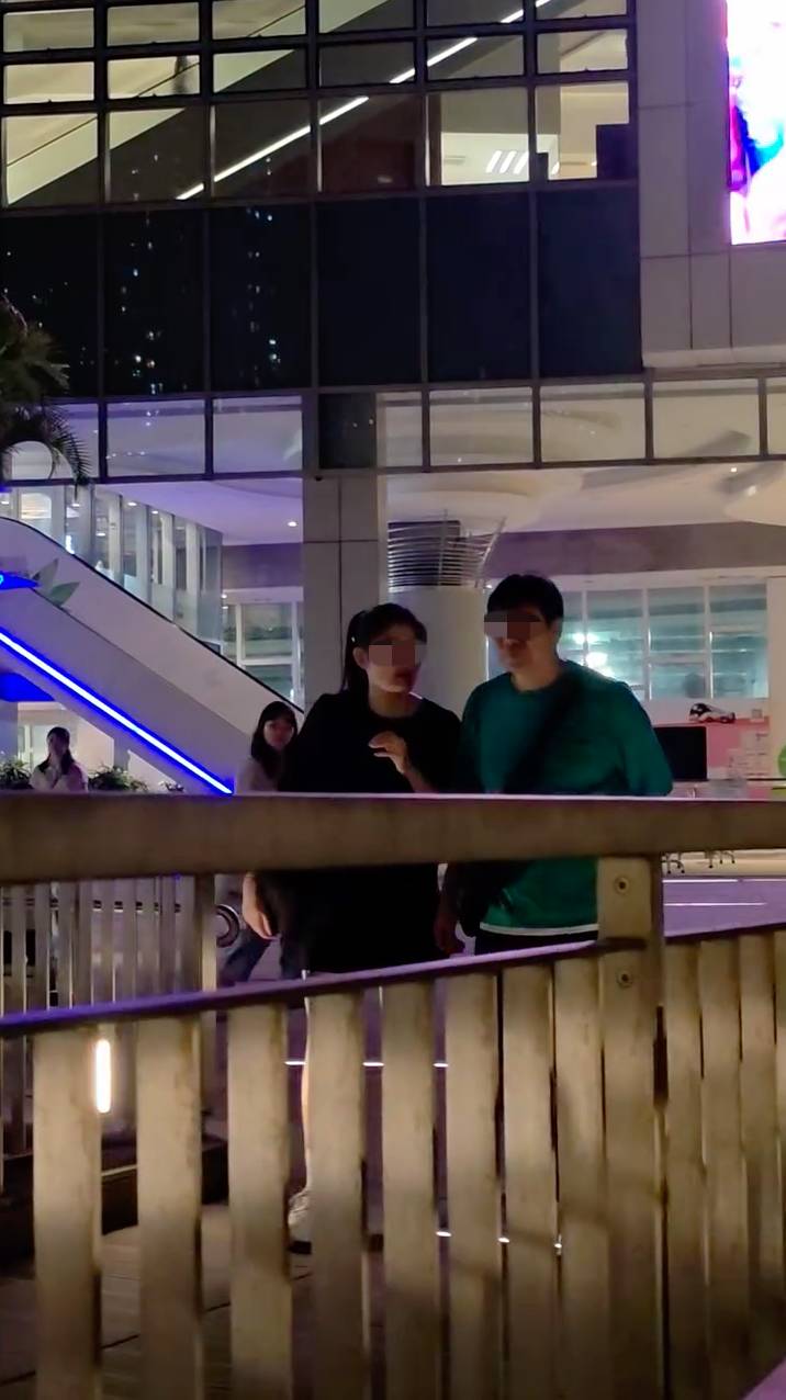 美女黨 1名濃妝艷抹、身穿黑色透視喱士配搭胸圍式上衣的性感長髮女子,在油塘街頭走向數名男士,疑似以各種理由索錢。(圖片來源FB@油塘人之家 Home of Yau-Tonger:)