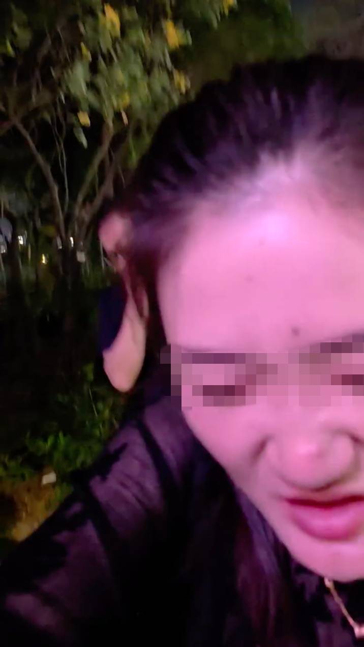 美女黨 女子繼續遮面,拍片者再追問:「點解你會係油塘周圍問人攞錢嘅呢?你係咪蕩失路?係咪唔見咗銀包呀?」女子這時以普通話提到「警察」,拍片者回應:「唔緊要,警察嚟緊㗎啦。」(圖片來源:FB@油塘人之家 Home of Yau-Tonger)
