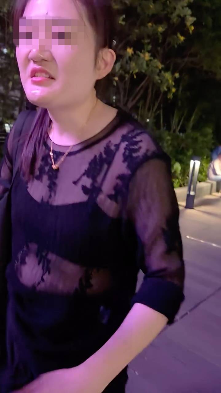 美女黨 期間女子一度出手攔阻鏡頭,要求拍片者停止拍攝:「把這個手機關了,警察來,我在這邊等,你把這個關了!」(圖片來源:FB@油塘人之家 Home of Yau-Tonger)