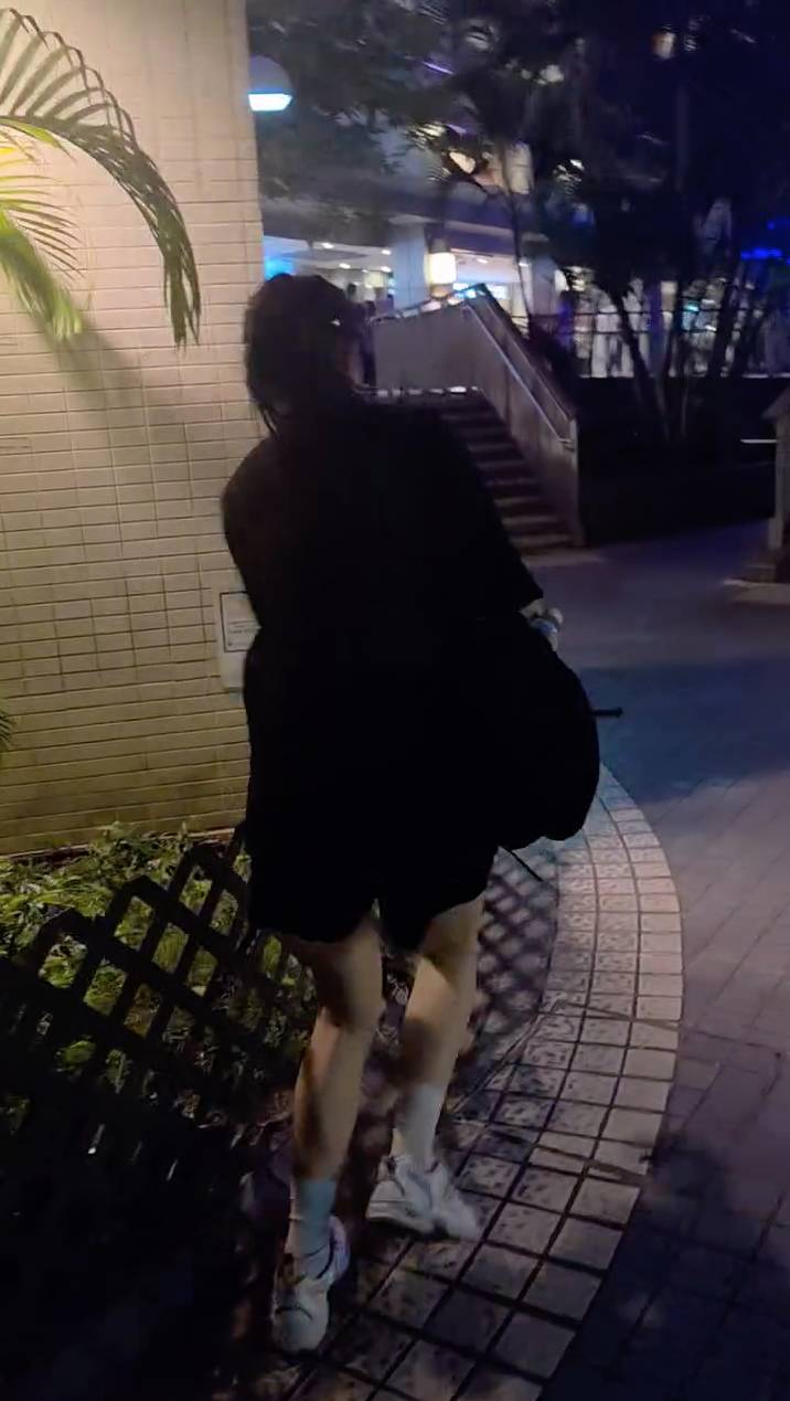 美女黨 女子突然轉身拔腿狂奔,迅速跑離現場,影片至此結束。(圖片來源:FB@油塘人之家 Home of Yau-Tonger)