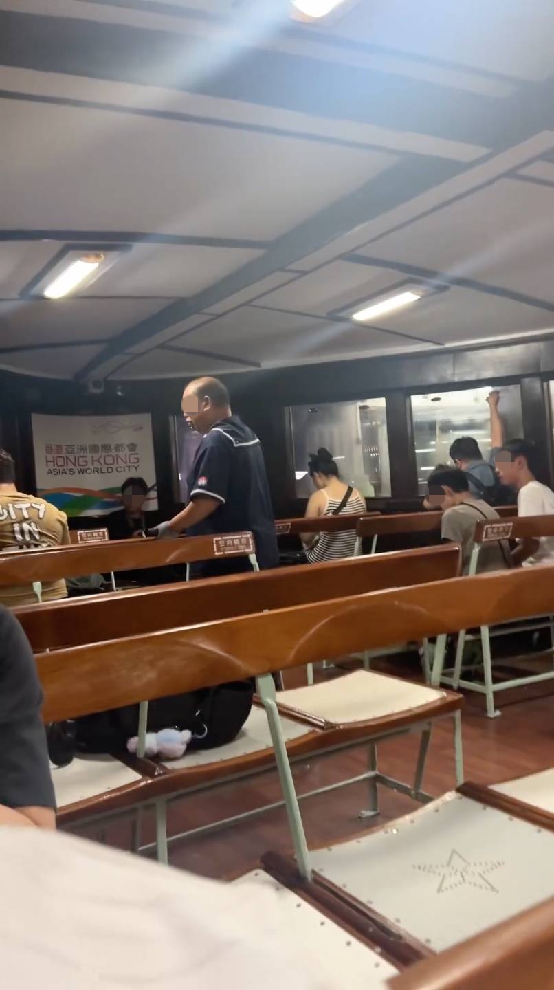 冷氣 樓主日前乘搭天星小輪時,見到有乘客坐在冷氣開放的船艙內,竟然把玻璃窗打開。縱使有船員隨即上前提醒他關窗,該名乘客竟然大聲揚言「我係香港人」,並質問船員「做咩咁大口氣」。(圖片來源:Threads@zgt_tkt)