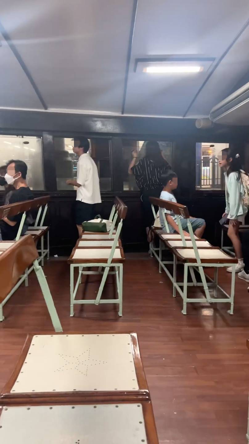 冷氣 影片中一名船員試圖勸阻乘客關窗,儘管船艙玻璃上明確貼有「空調開放時,請勿開啟窗戶」的標語提醒,其身後一男一女兩名乘客又將窗戶下拉,其中一面窗幾乎完全打開。(圖片來源:Threads@zgt_tkt)