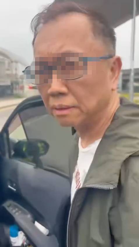 的士 據網民所指,事發於昨日(21日)早上香港機場暢達路的的士上客等候區的對開位置,一輛的士與一輛網約車發生碰撞意外,的士司機隨即落車發現攔截並進行拍攝。(圖片來源:FB@的士司機資訊網 Taxi)
