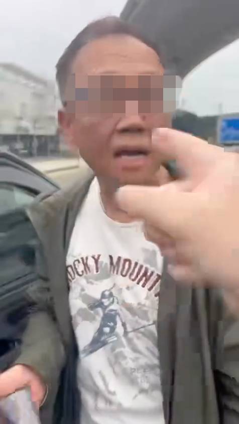的士 網約車司機出聲呼籲的士司機「唔好騷擾啲客人」,惟的士司機突然情緒變得激動,並要求對方不要推撞,揚言拍攝他人不犯法然後繼續拍攝車內乘客。(圖片來源:FB@的士司機資訊網 Taxi)