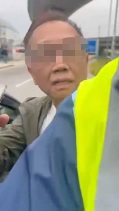 的士 影片最後見到有制服人員上前了解,相信有機管局職員,影片就此結束。(圖片來源:FB@的士司機資訊網 Taxi)