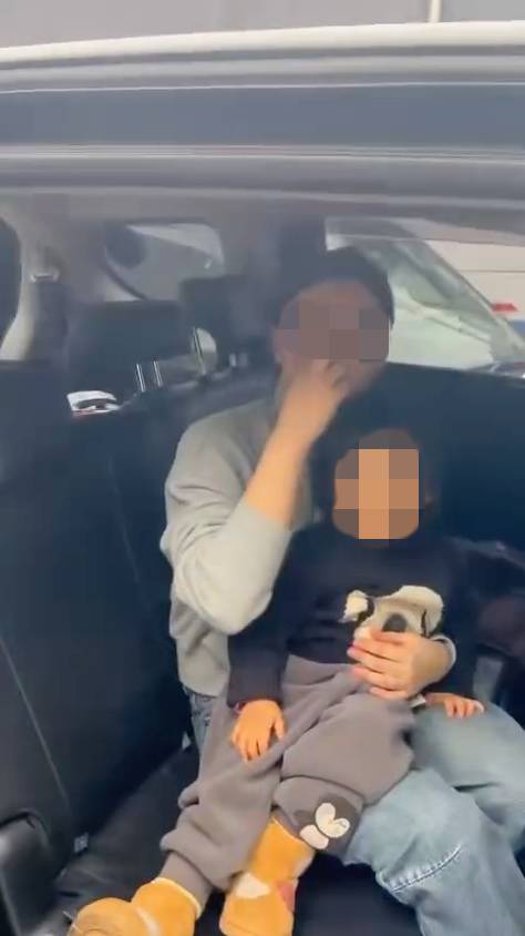 的士 的士司機未有停止拍攝,反而繼續將鏡頭對準後座的女遊客及其孩童,並大聲以普通話問:「你身體有沒有事啊?」女遊客回應「沒有」後,試圖以手阻擋鏡頭,無奈地哀求道:「我有小孩子在……」。(圖片來源:FB@的士司機資訊網 Taxi)
