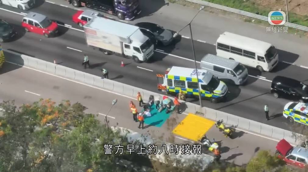 荃灣 今早(22日)約8點,荃灣路往九龍方向發生3車相撞事故,涉及一輛校巴、紅色小巴及的士,造成至少9人受傷。(圖片來源:無綫新聞 截圖)