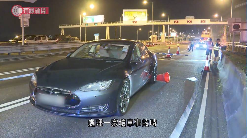 南灣 今日(23日)凌晨青衣南灣隧道發生一宗致命交通意外。1名61歲隧道職員處理一宗壞車事故時,不幸被一輛私家車撞倒,送院後證實不治。(圖片來源:有線新聞 截圖)