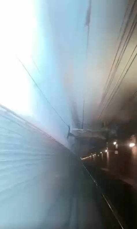 港鐵 當時列車並未載客,行駛途中突然遭遇架空電纜短路問題,列車隨即緊急煞停。(圖片來源:FB@Riders)