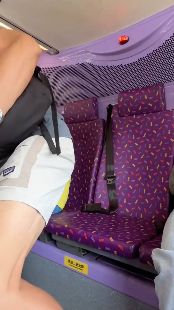 巴士 後生仔隨即揚言報警,大叔繼續瘋狂爆粗。(圖片來源:FB@車cam L(香港群組))