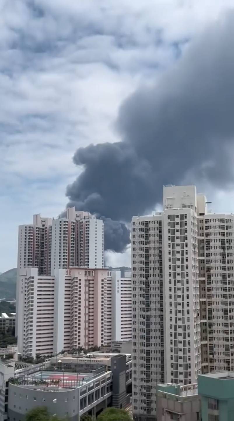 天水圍 今日(27日)中午12點40分,天水圍廈村路近木人巷士多的一個物流中心貨倉發生火警,現場濃煙滾滾直衝半空。(圖片來源:FB@西西和你播)