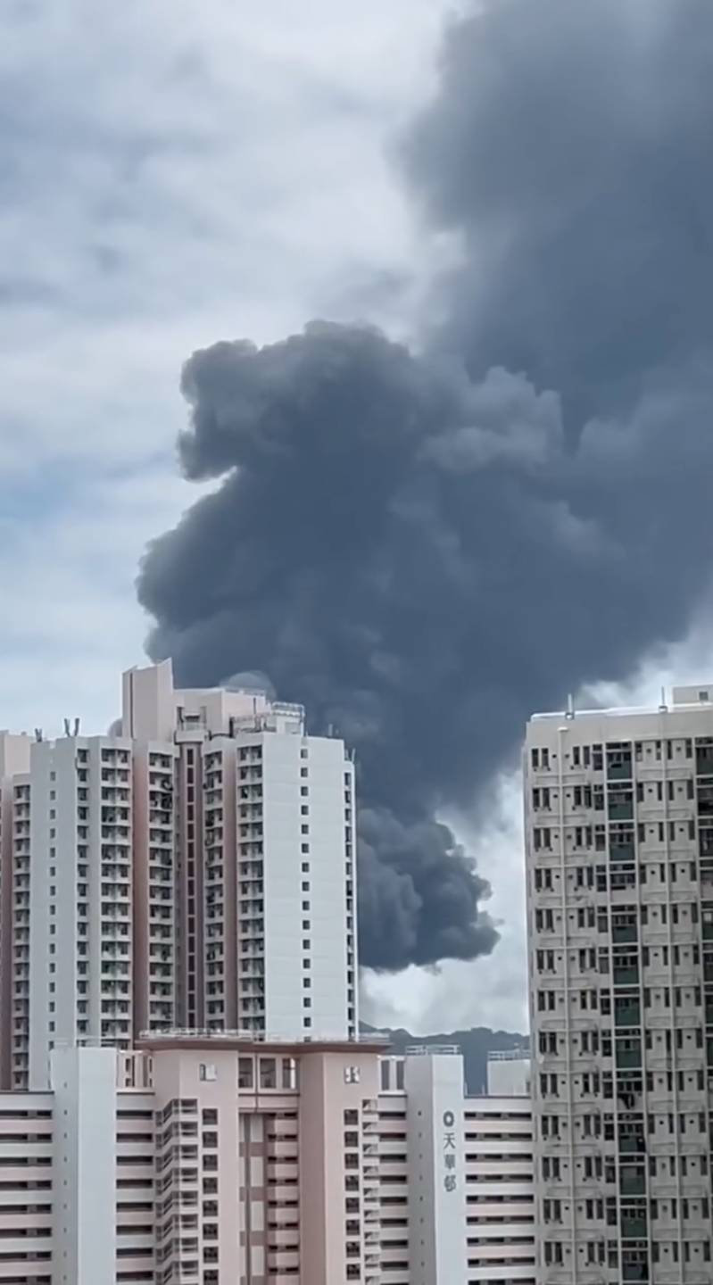 天水圍 今日(27日)中午12點40分,天水圍廈村路近木人巷士多的一個物流中心貨倉發生火警,現場濃煙滾滾直衝半空。(圖片來源:FB@西西和你播)