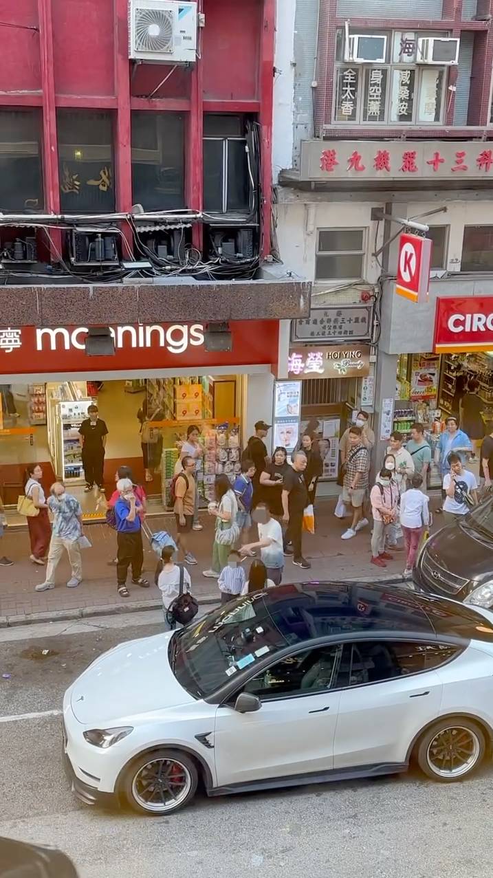 人肉霸位 第二段影片就見到,女子丈夫下車後情緒激動,與女子交談時不斷指手畫腳。(圖片來源:FB@馬路的事討論區)