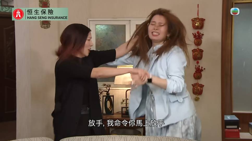 無業 近日有名港女在網上發帖,表示自己自婚後就搬出一間已供斷的居屋,並讓母親入住,而失業的妹妹也一同居住;最近事主有意賣樓換新居以方便照顧年邁母親,卻遭到妹妹強烈反對,甚至「以死相逼」威脅,令事主深受其擾。(圖片來源:TVB《愛回家自開心速遞》劇照)