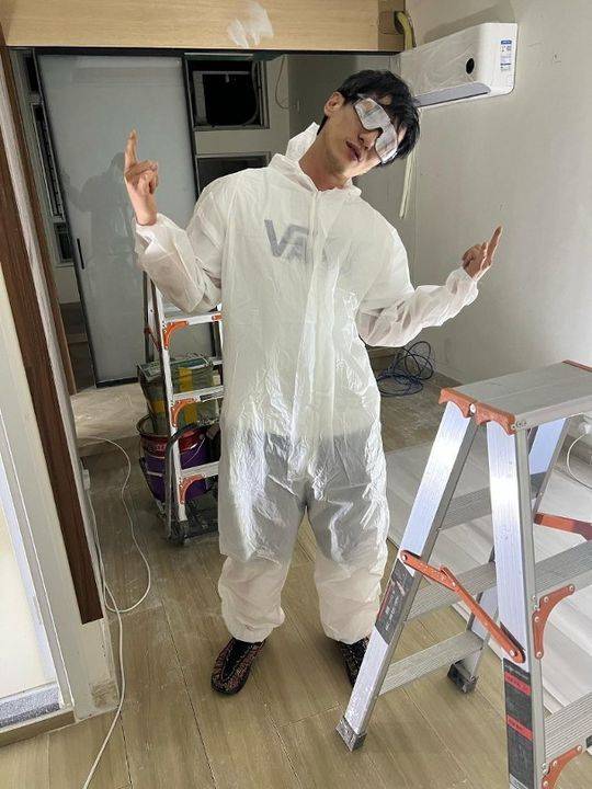 周永恆 周永恆在影片中表示,他穿上保護衣及眼罩進行噴油等工作(圖片來源:網上圖片)