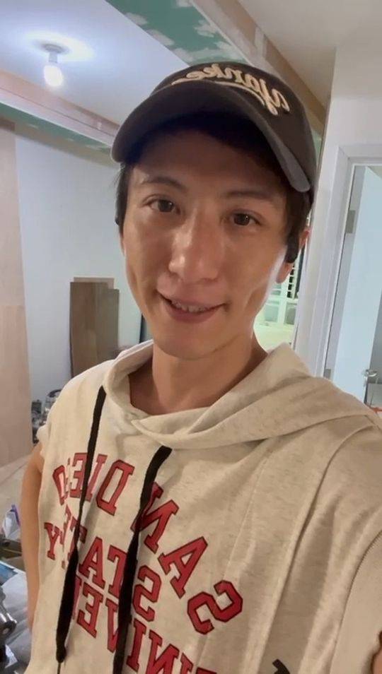 周永恆 他透露,除從事裝修工作外,還主持網絡節目及拍攝音樂相關影片。(圖片來源:網上圖片)