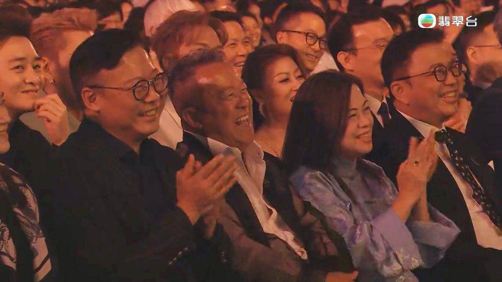 中年好聲音 文化體育及旅遊局局長羅淑佩也有出席紅地毯活動,對此曾志偉表示:「佢原本要睇五月天,但都留到尾,仲幫我哋頒獎,真係多謝佢。」(圖片來源:TVB)