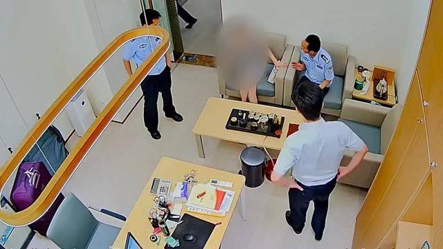 網戀 騙局 然而,當她準備過關時,卻被民警發現攜帶巨額現金,隨即展開調查。民警苦勸2小時,最終讓事主清醒過來,揭發「網戀」詐騙陷阱,避免了事主蒙受巨額金錢損失。(圖片來源:微博@廣東公安)
