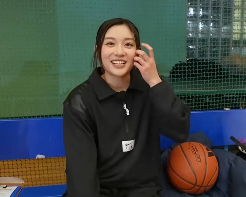 Candy COLLAR成員王家晴(Candy)擔任球隊經理人(圖片來源:ViuTV)