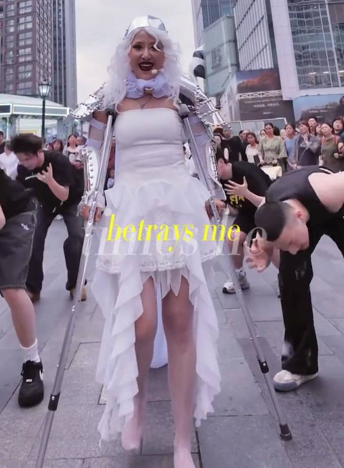 重慶夜店 ladygaga 潘虹樾經常在社交平台上分享模仿Lady Gaga嘅片段。(圖片來源:小紅書@潘虹樾)