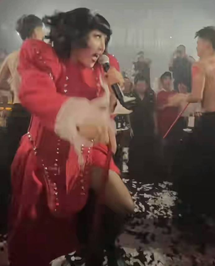 重慶夜店 ladygaga 翻版「Lady Gaga」更係現場真唱,實力獲網民大讚。(圖片來源:小紅書圖片)