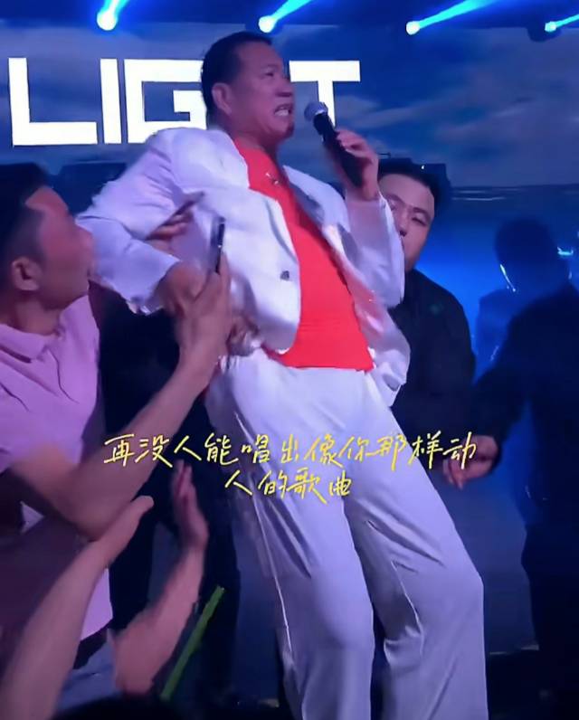 萬梓良 兒子 萬梓良曾經試過於登台期間腳軟向後跌,幸得身後嘅觀眾及時扶住。(圖片來源:小紅書圖片)