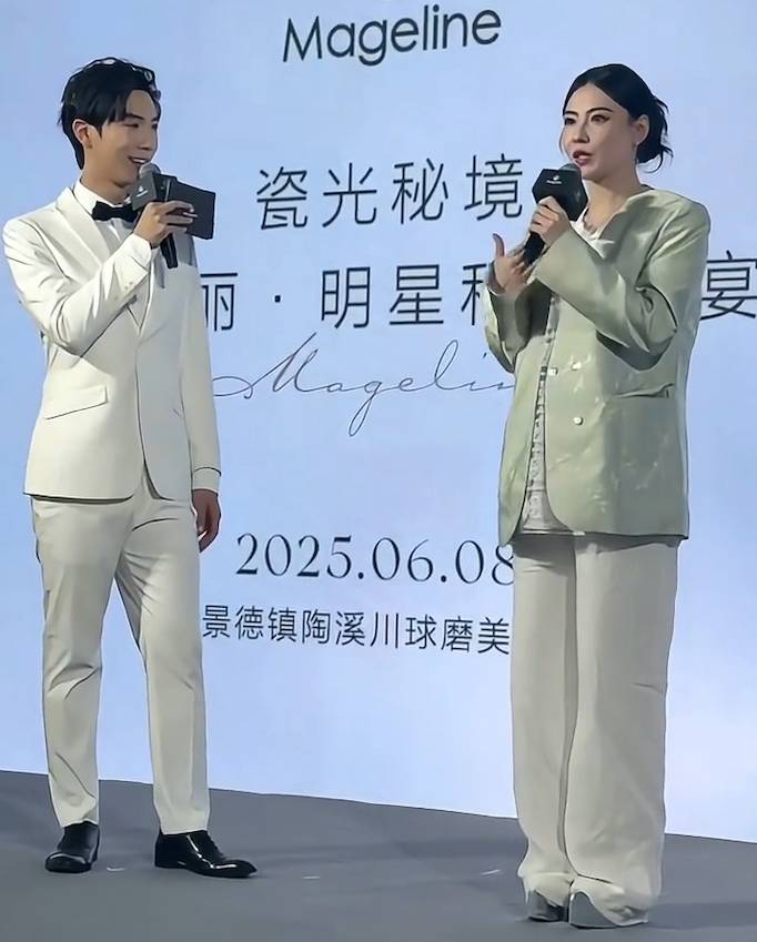 張栢芝 懷孕 張栢芝近日於內地出席活動,不過當日身穿粉綠色厚外套搭配白色長褲現身活動嘅佢,就被指肚凸凸孕味甚濃。(圖片來源:小紅書圖片)