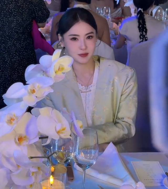 張栢芝 懷孕 網上更流傳唔少張栢芝出席活動時嘅照片,但呢啲近照就被網民質疑張栢芝「進化」過度。(圖片來源:小紅書圖片)